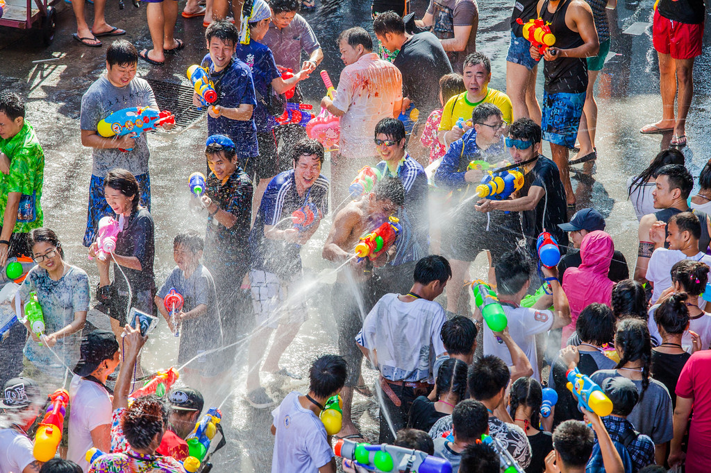 Fan Thái Lan luôn nhiệt tình hưởng ứng lễ hội “té nước” Songkran Festival được tổ chức hằng năm